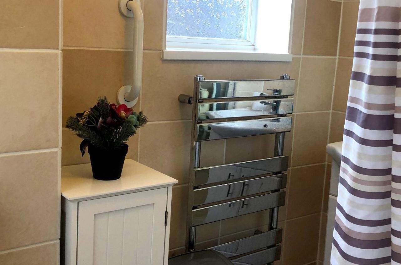 33Sm Dreams Unlimited Serviced Accommodation- Staines - Heathrow スタンウェル エクステリア 写真