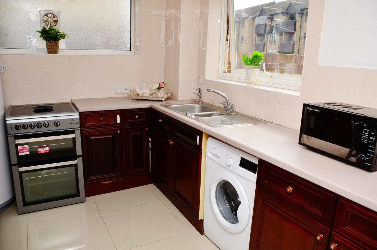 33Sm Dreams Unlimited Serviced Accommodation- Staines - Heathrow スタンウェル エクステリア 写真
