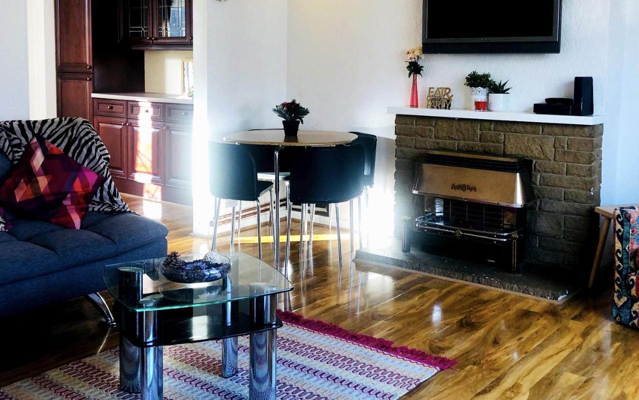 33Sm Dreams Unlimited Serviced Accommodation- Staines - Heathrow スタンウェル エクステリア 写真
