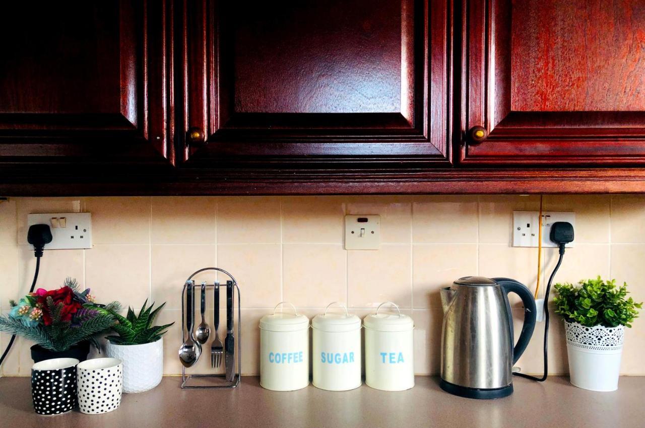 33Sm Dreams Unlimited Serviced Accommodation- Staines - Heathrow スタンウェル エクステリア 写真