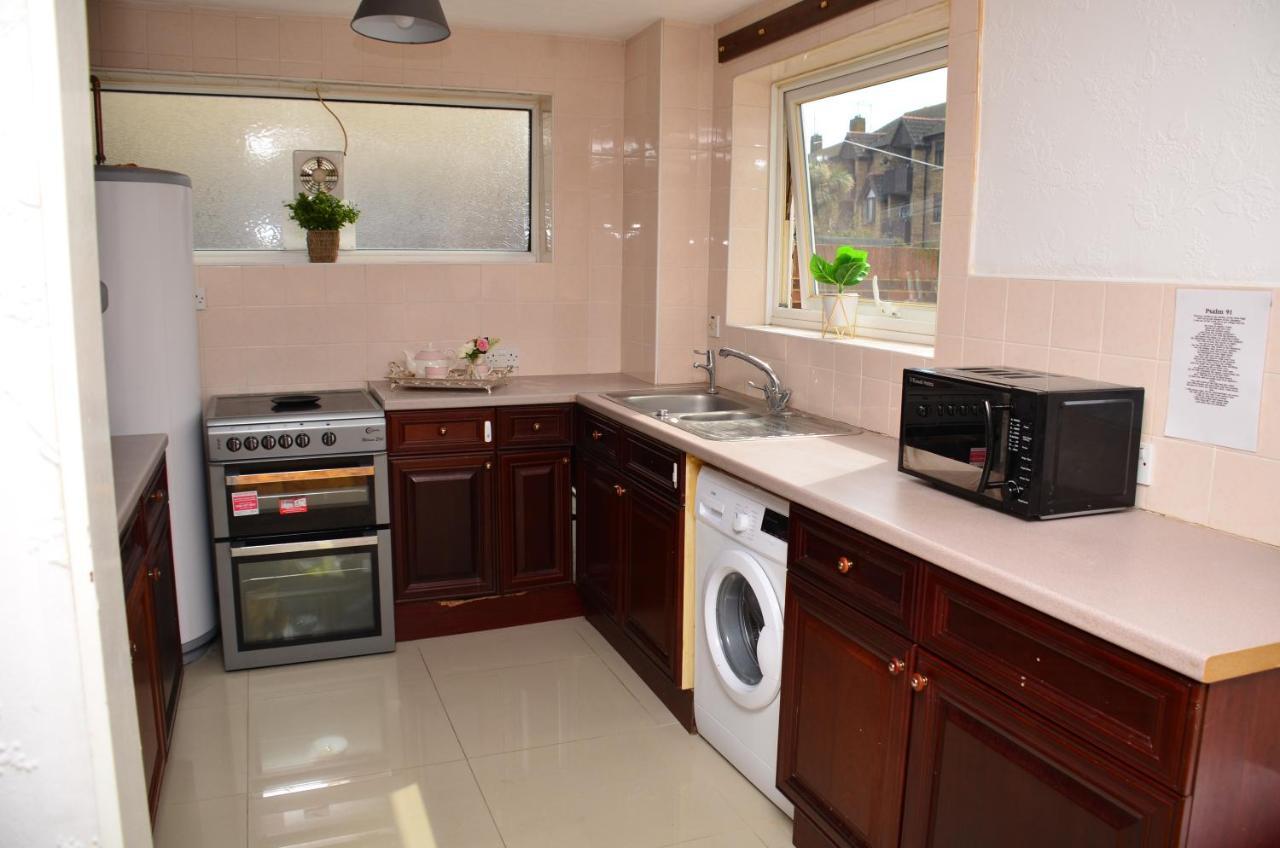 33Sm Dreams Unlimited Serviced Accommodation- Staines - Heathrow スタンウェル エクステリア 写真