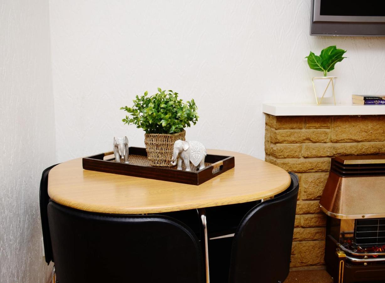 33Sm Dreams Unlimited Serviced Accommodation- Staines - Heathrow スタンウェル エクステリア 写真