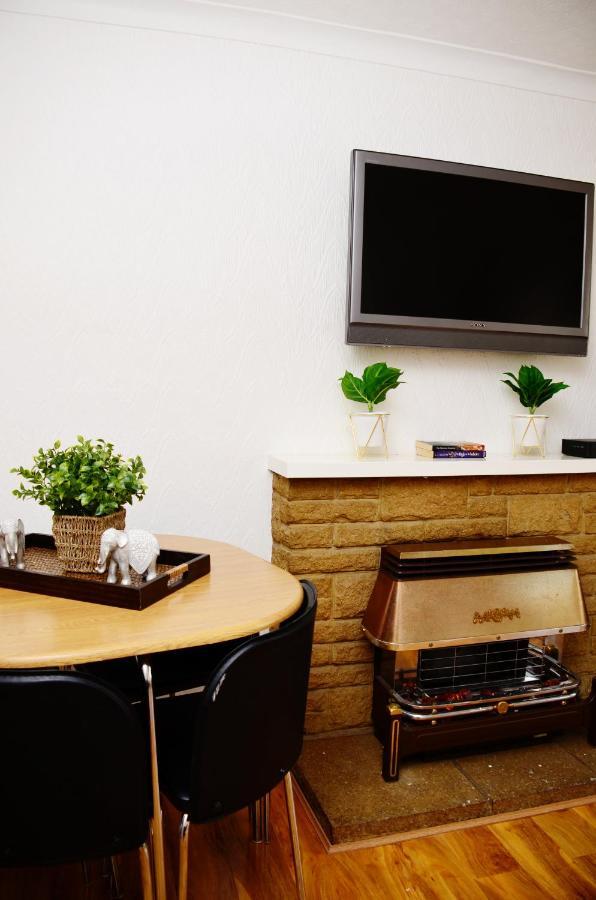 33Sm Dreams Unlimited Serviced Accommodation- Staines - Heathrow スタンウェル エクステリア 写真