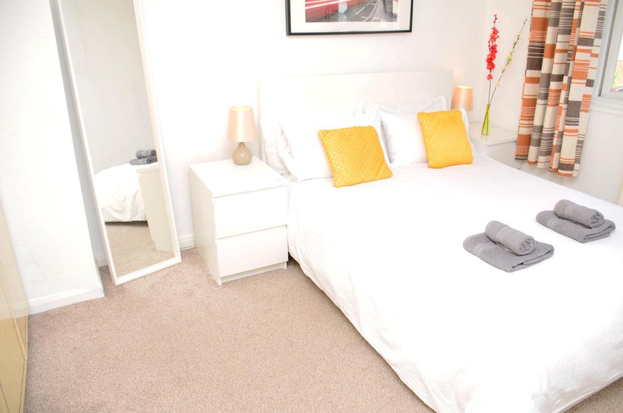 33Sm Dreams Unlimited Serviced Accommodation- Staines - Heathrow スタンウェル エクステリア 写真