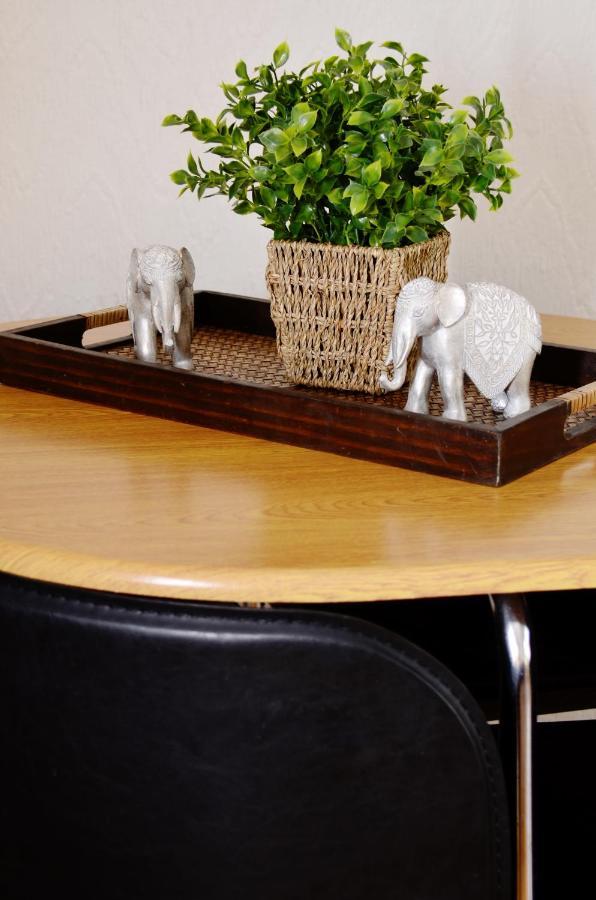 33Sm Dreams Unlimited Serviced Accommodation- Staines - Heathrow スタンウェル エクステリア 写真