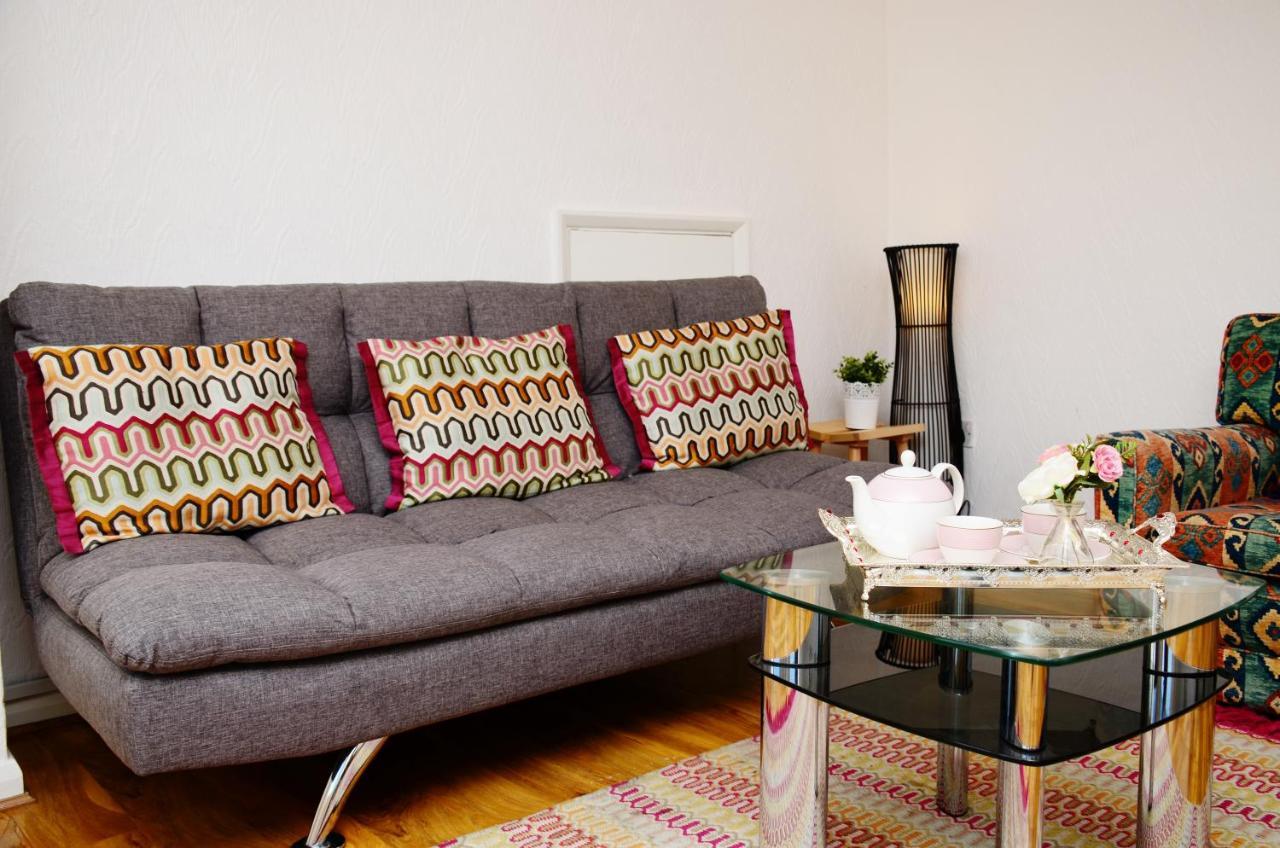 33Sm Dreams Unlimited Serviced Accommodation- Staines - Heathrow スタンウェル エクステリア 写真