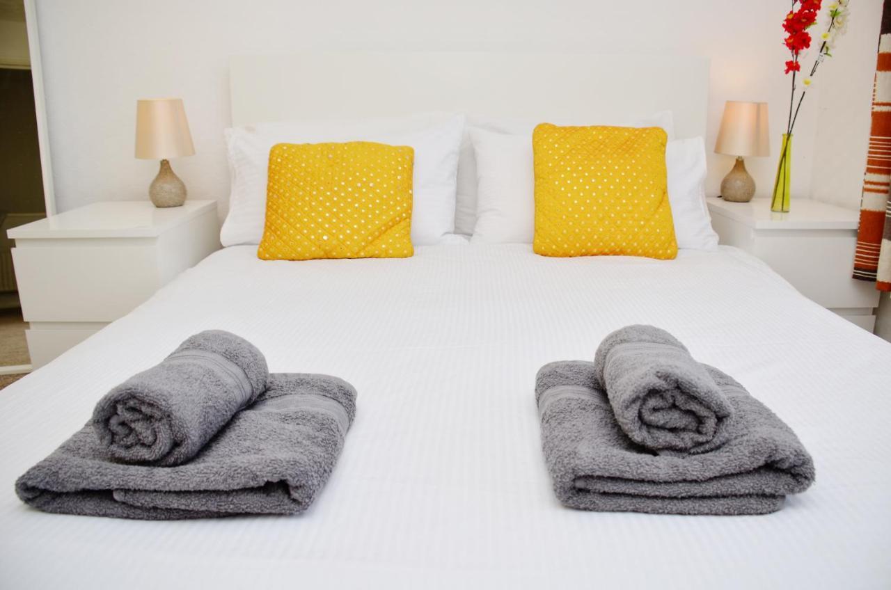 33Sm Dreams Unlimited Serviced Accommodation- Staines - Heathrow スタンウェル エクステリア 写真