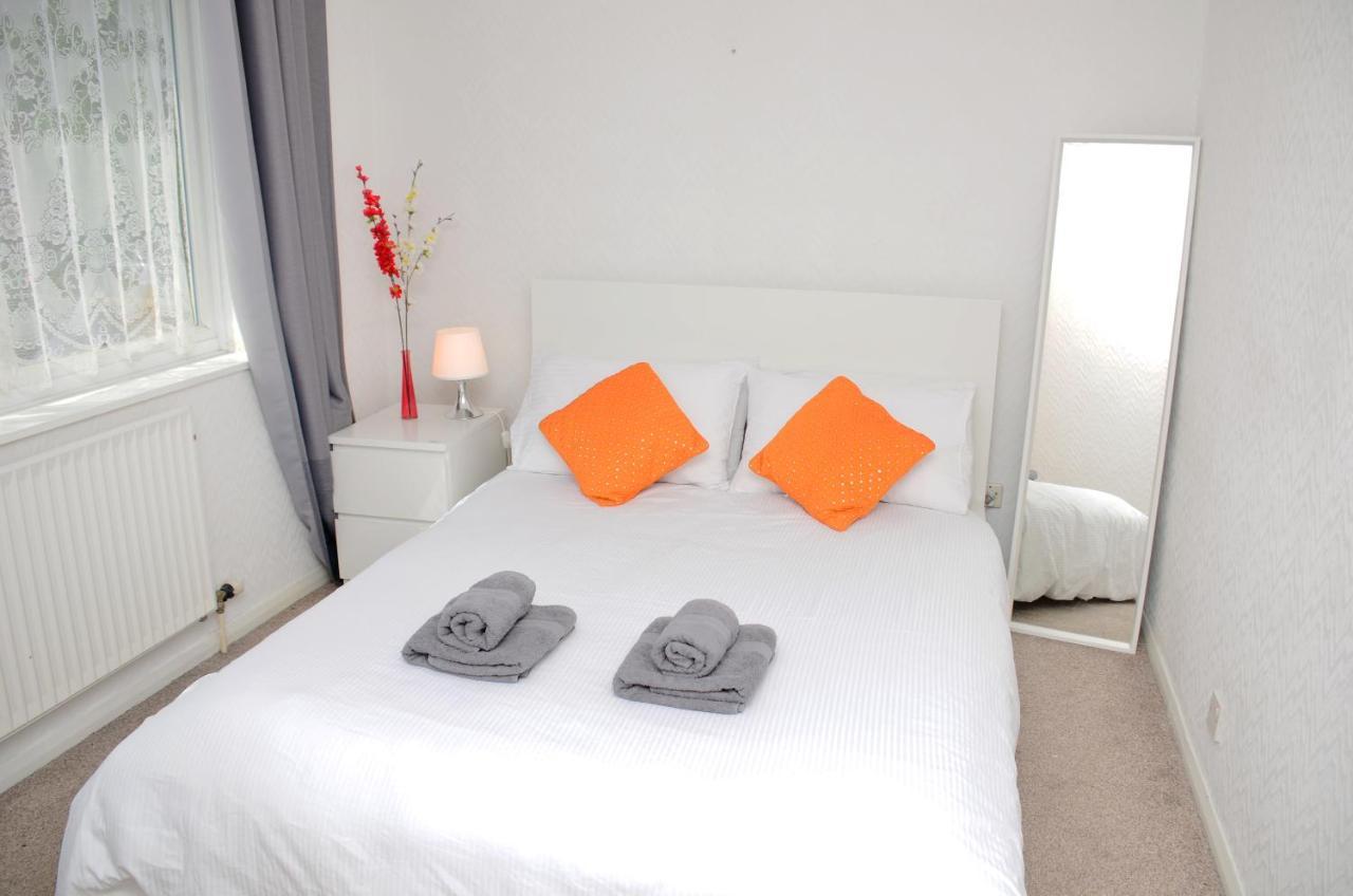 33Sm Dreams Unlimited Serviced Accommodation- Staines - Heathrow スタンウェル エクステリア 写真