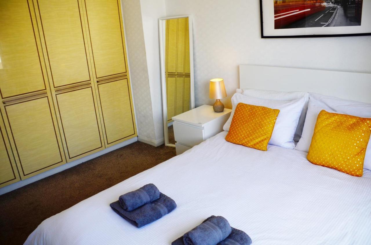 33Sm Dreams Unlimited Serviced Accommodation- Staines - Heathrow スタンウェル エクステリア 写真