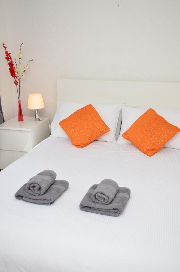 33Sm Dreams Unlimited Serviced Accommodation- Staines - Heathrow スタンウェル エクステリア 写真