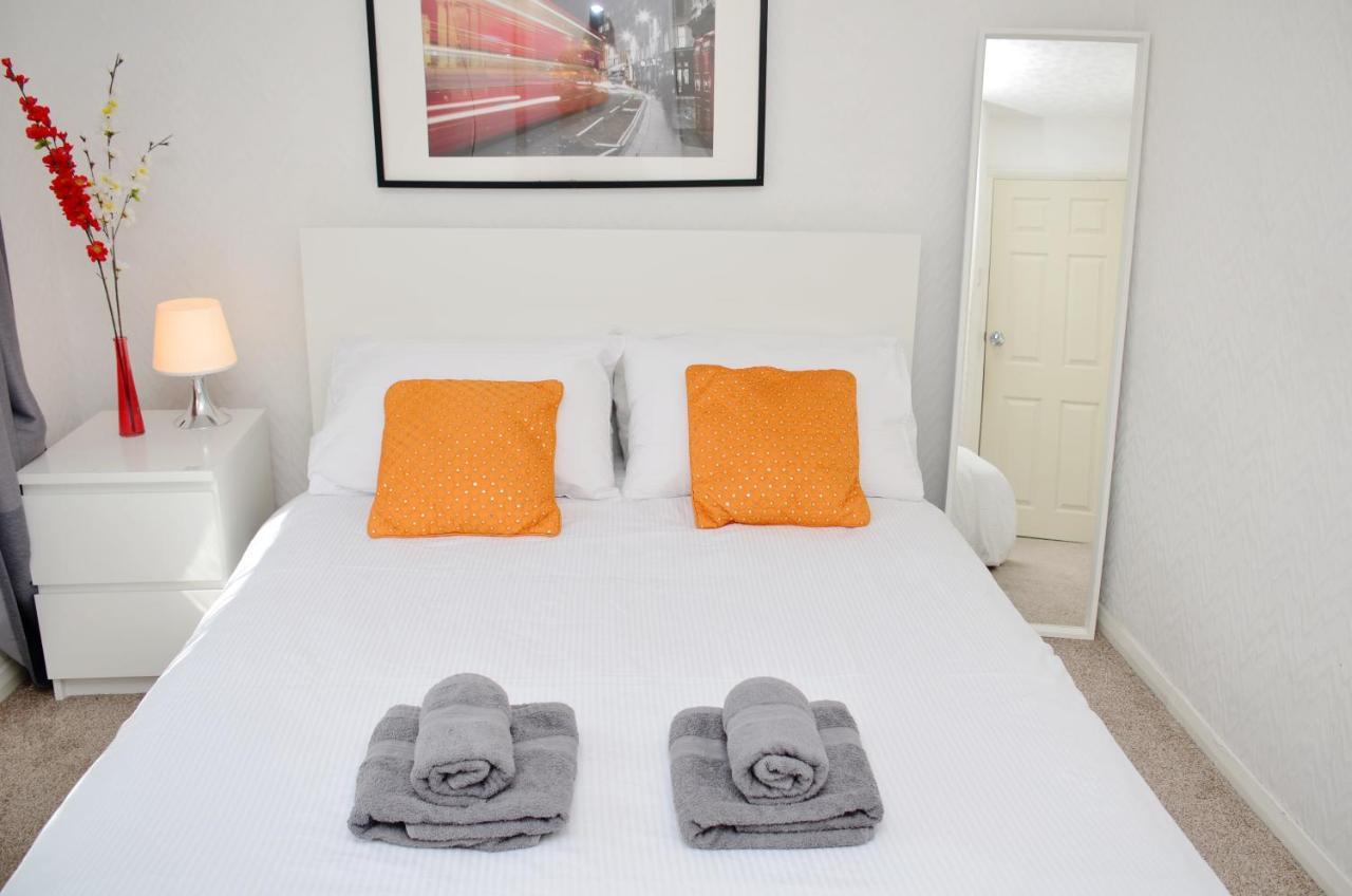 33Sm Dreams Unlimited Serviced Accommodation- Staines - Heathrow スタンウェル エクステリア 写真