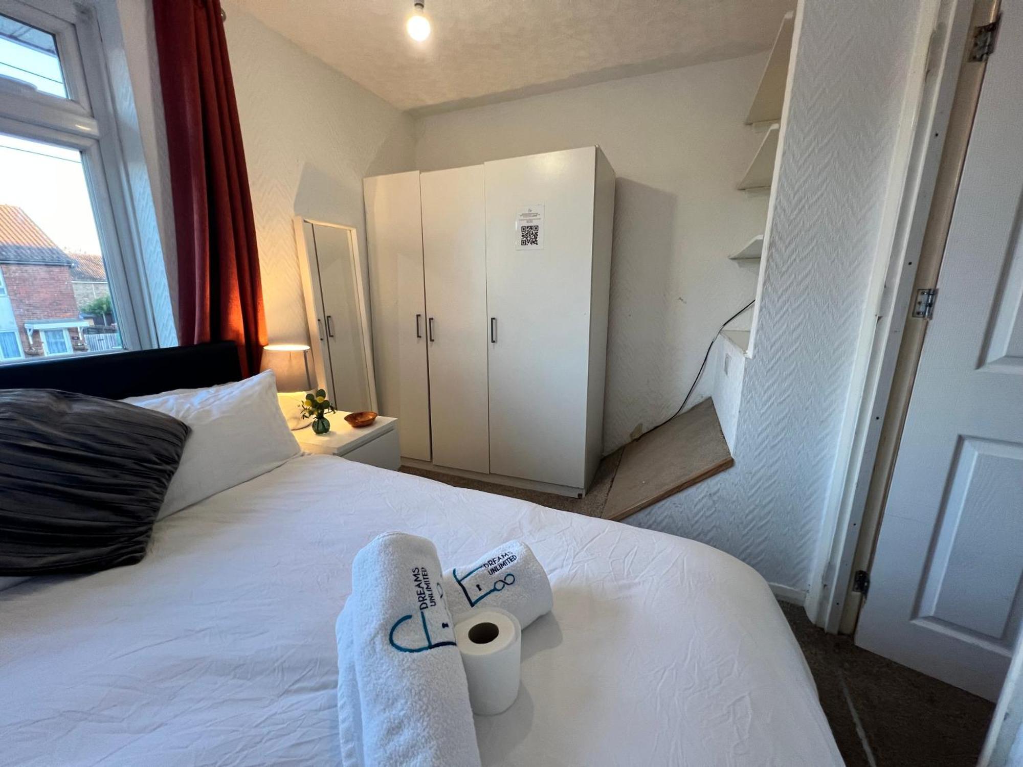 33Sm Dreams Unlimited Serviced Accommodation- Staines - Heathrow スタンウェル エクステリア 写真