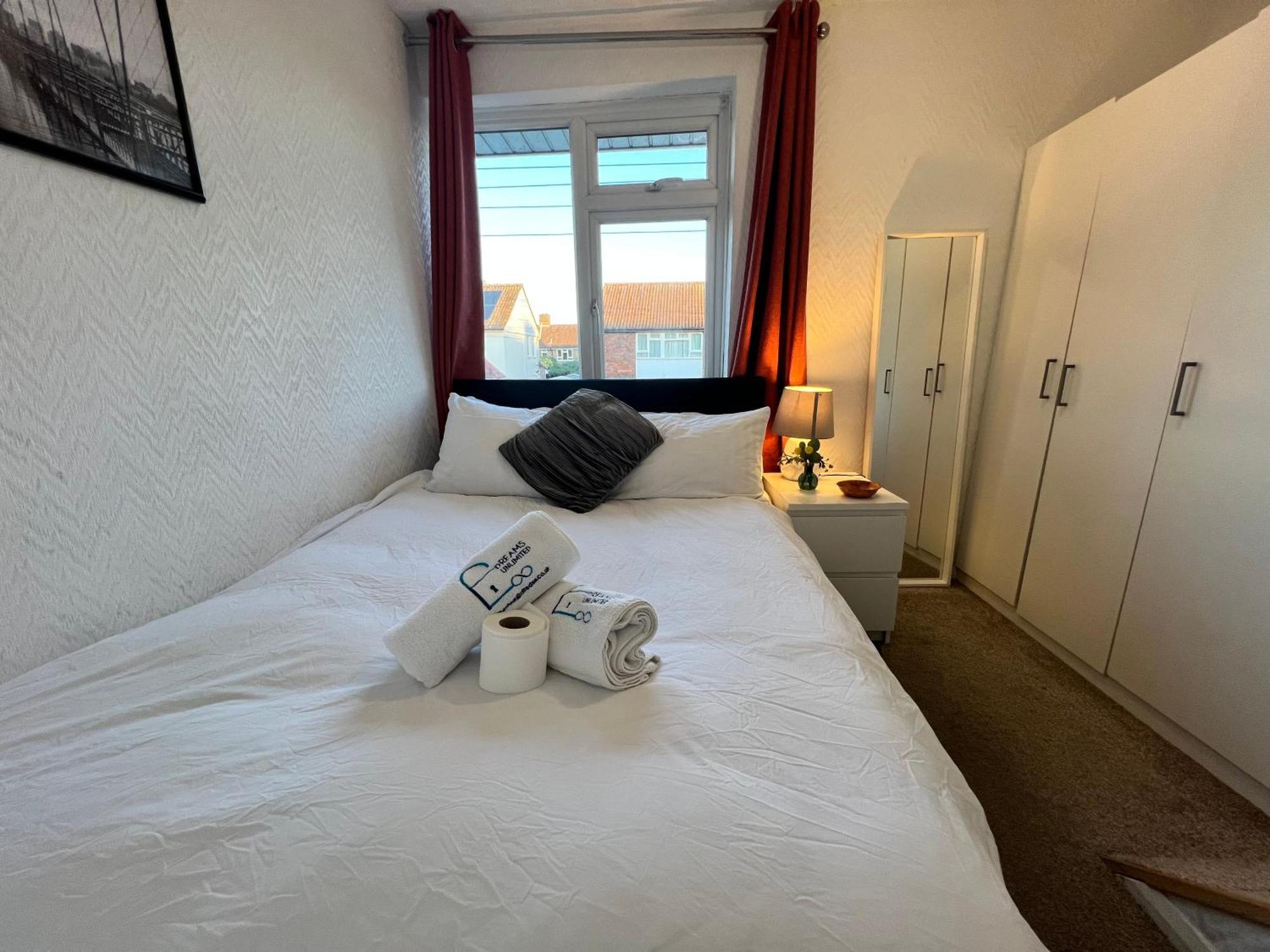 33Sm Dreams Unlimited Serviced Accommodation- Staines - Heathrow スタンウェル エクステリア 写真