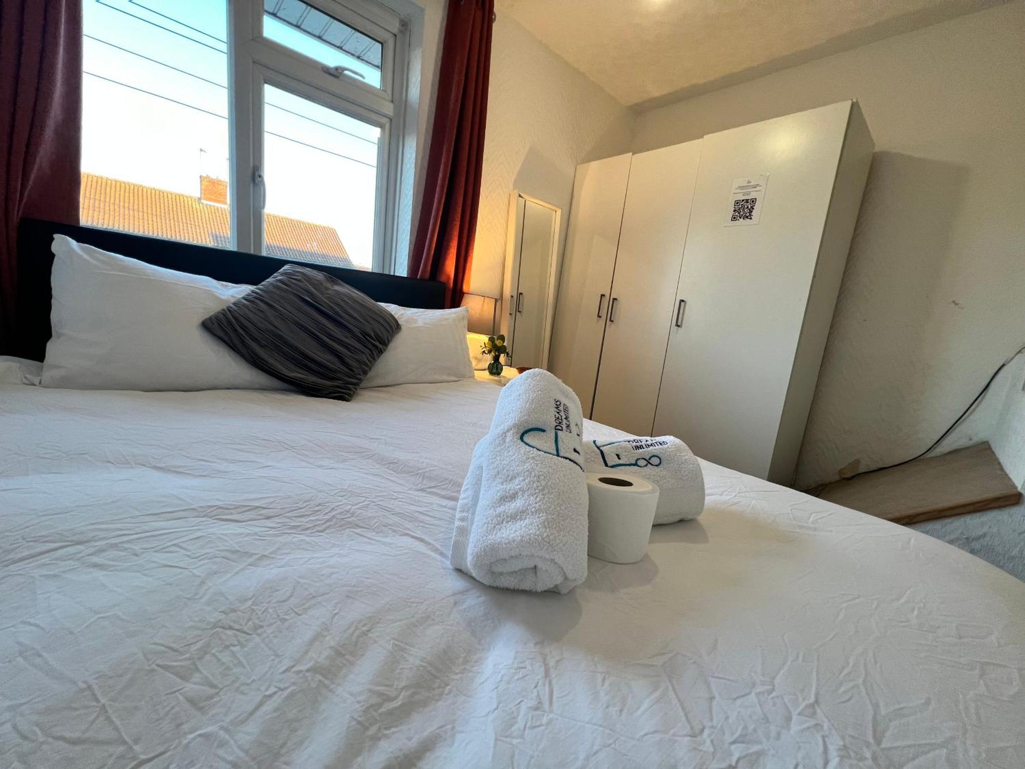 33Sm Dreams Unlimited Serviced Accommodation- Staines - Heathrow スタンウェル エクステリア 写真