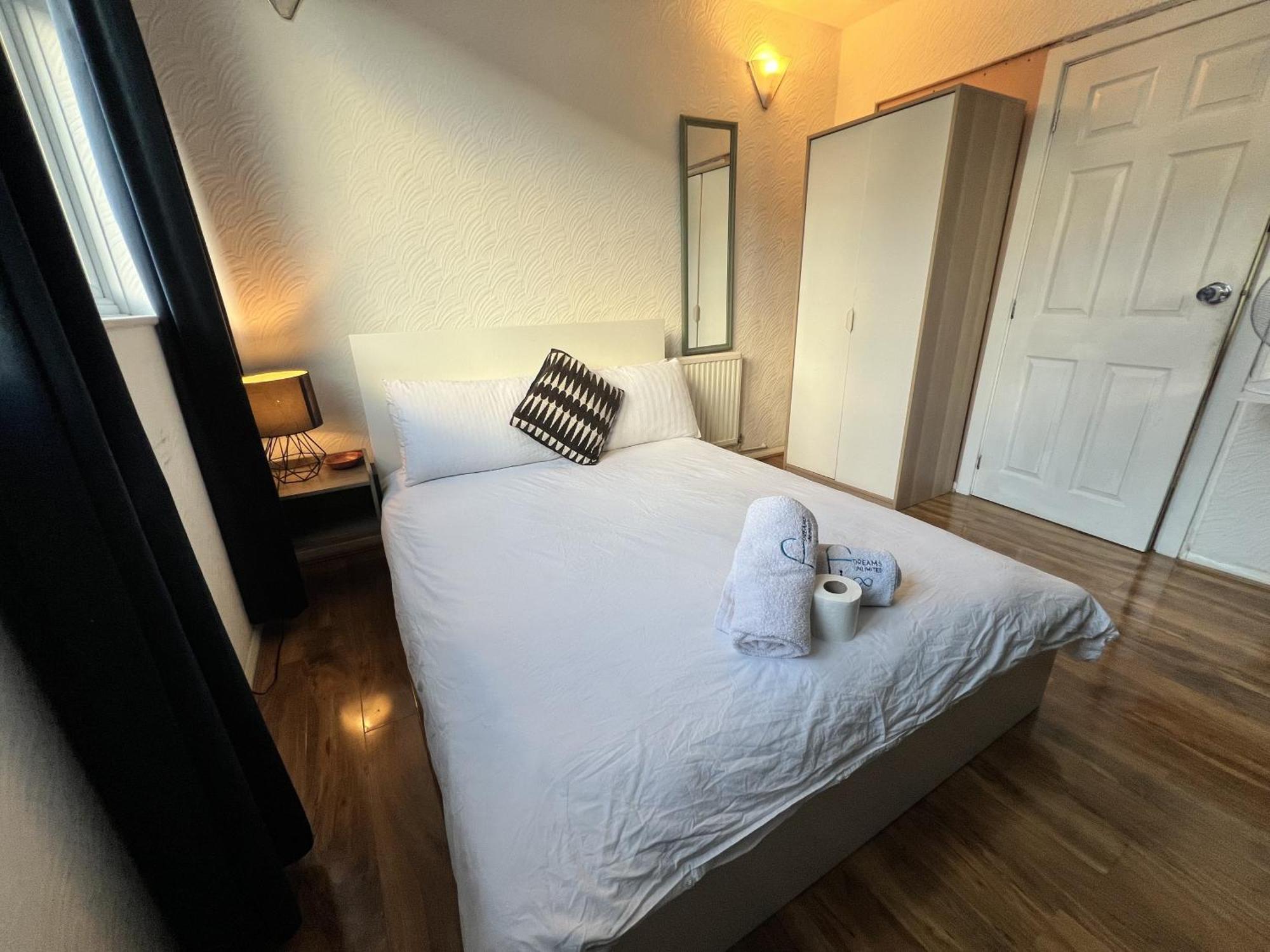 33Sm Dreams Unlimited Serviced Accommodation- Staines - Heathrow スタンウェル エクステリア 写真