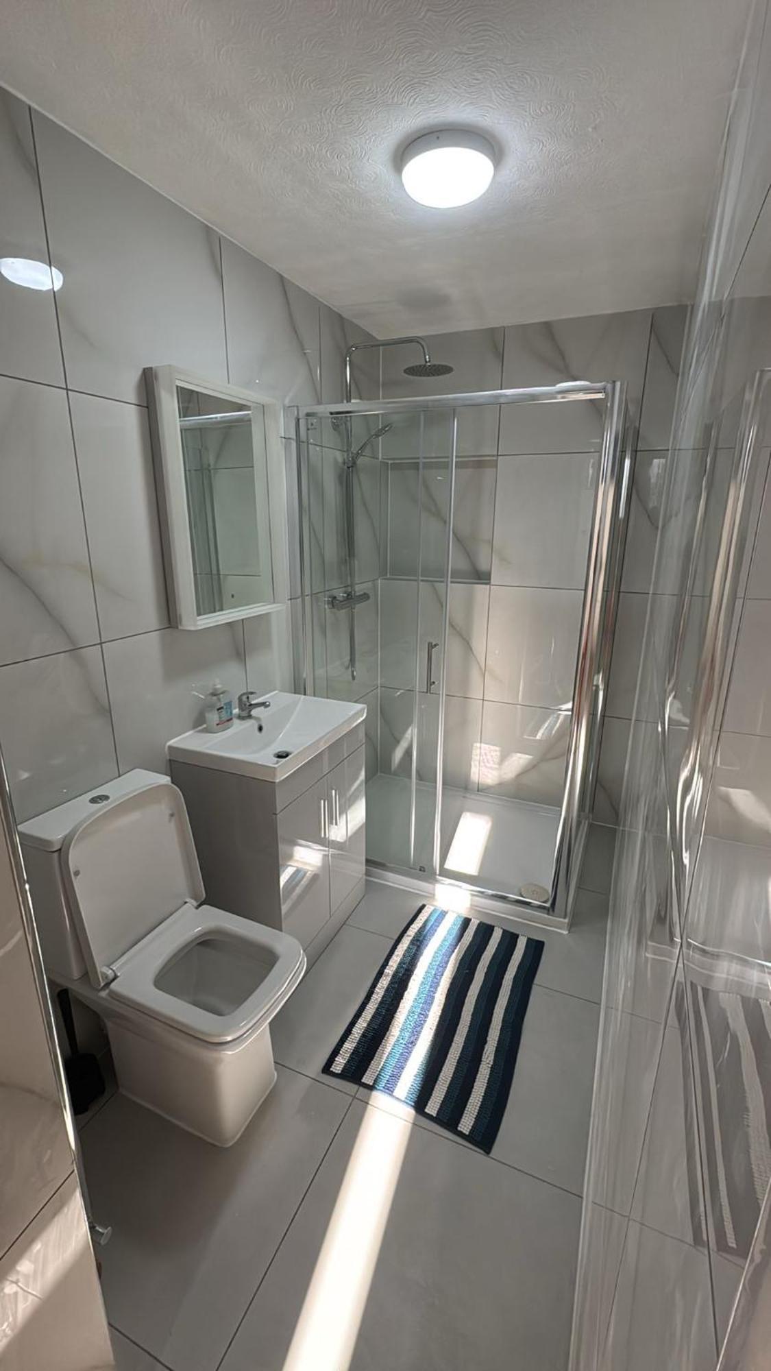 33Sm Dreams Unlimited Serviced Accommodation- Staines - Heathrow スタンウェル エクステリア 写真